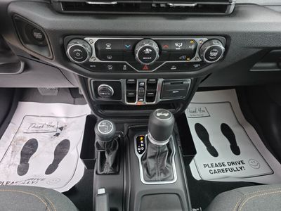 2025 Jeep Wrangler - Photo 25