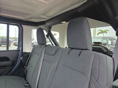 2025 Jeep Wrangler - Photo 17