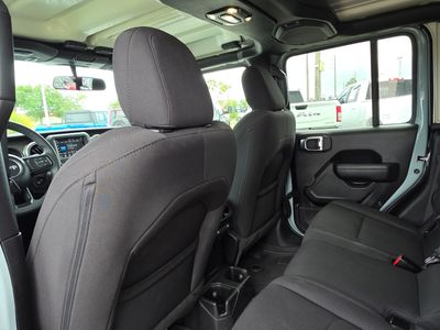 2023 Jeep Gladiator - Photo 18