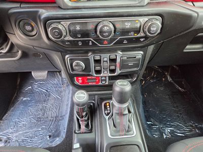 2022 Jeep Wrangler - Photo 25