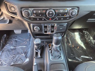 2024 Jeep Wrangler - Photo 25