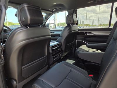 2026 Jeep Grand Wagoneer - Photo 10