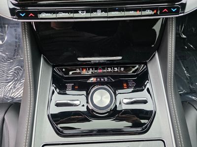 2026 Jeep Grand Wagoneer - Photo 17