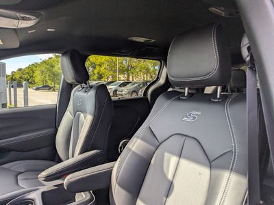2026 Chrysler Pacifica — photo 12 view