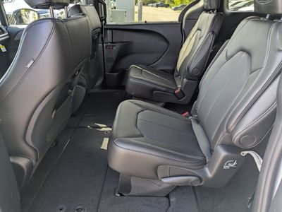 2026 Chrysler Pacifica — photo 9 view