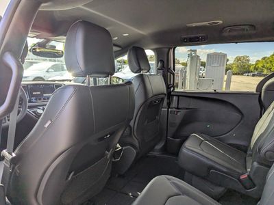 2026 Chrysler Pacifica — photo 10 view
