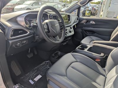 2026 Chrysler Pacifica — photo 14 view