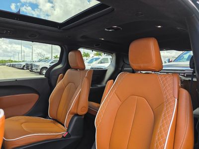 2026 Chrysler Pacifica — photo 8 view