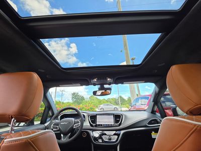 2026 Chrysler Pacifica — photo 11 view