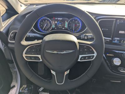 2026 Chrysler Pacifica — photo 17 view