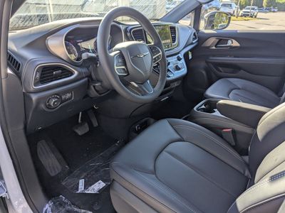 2026 Chrysler Pacifica — photo 14 view