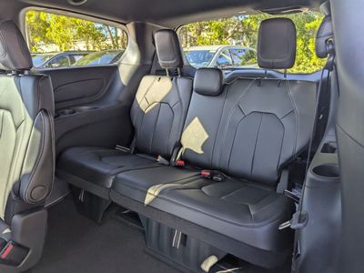 2026 Chrysler Pacifica — photo 7 view