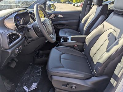 2026 Chrysler Pacifica — photo 13 view
