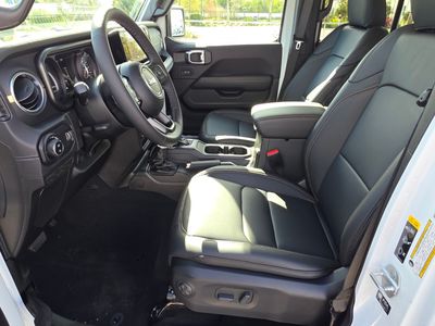 2026 Jeep Gladiator - Photo 12