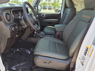 2026 Jeep Gladiator - Photo 12