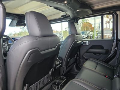 2026 Jeep Gladiator - Photo 9