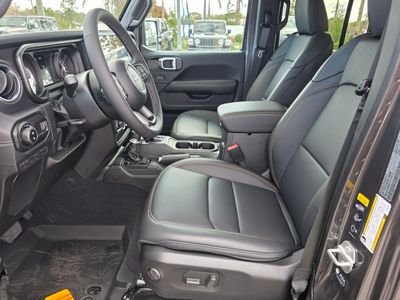 2026 Jeep Gladiator - Photo 12