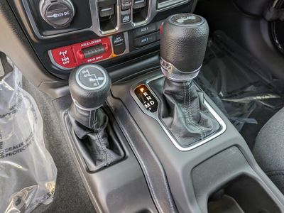 2024 Jeep Wrangler - Photo 17