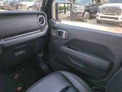 2022 Jeep Wrangler - Photo 17