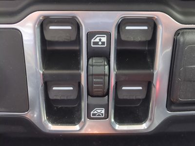 2023 Jeep Wrangler - Photo 25