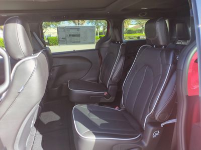 2026 Chrysler Pacifica - Photo 15