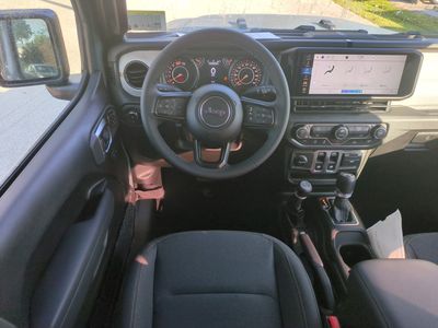 2026 Jeep Wrangler - Photo 18