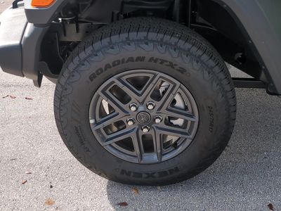 2025 Jeep Wrangler - Photo 11