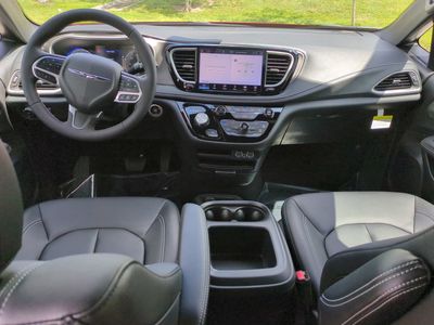 2025 Chrysler Pacifica - Photo 16