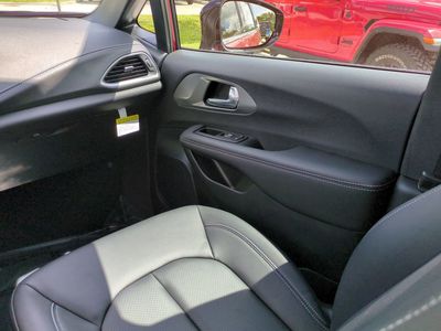 2025 Chrysler Pacifica - Photo 18
