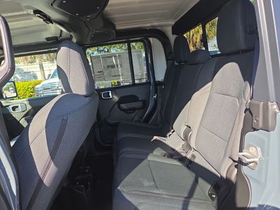 2026 Jeep Gladiator — photo 16 view