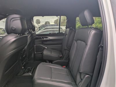 2026 Jeep Grand Wagoneer - Photo 15