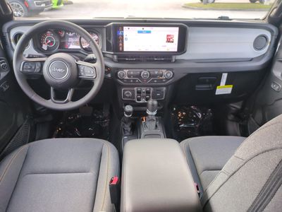 2026 Jeep Gladiator — photo 17 view