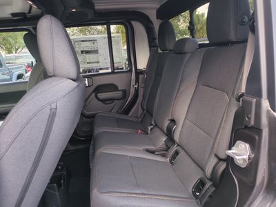 2026 Jeep Gladiator — photo 16 view