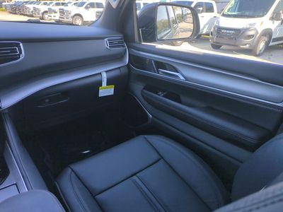 2026 Jeep Grand Wagoneer - Photo 18