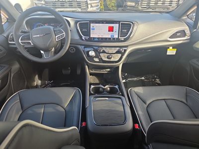 2026 Chrysler Pacifica — photo 16 view
