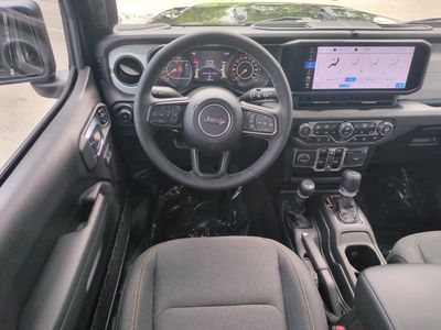 2025 Jeep Wrangler - Photo 18