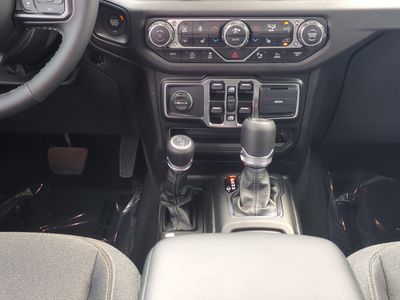 2025 Jeep Wrangler - Photo 21