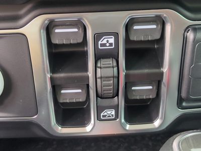 2025 Jeep Wrangler - Photo 26