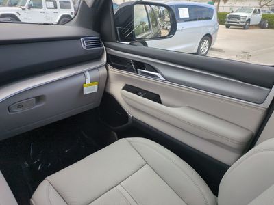 2026 Jeep Grand Wagoneer - Photo 18