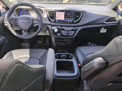 2026 Chrysler Pacifica — photo 16 view