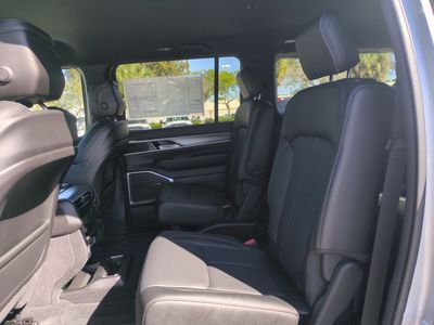 2026 Jeep Grand Wagoneer - Photo 15