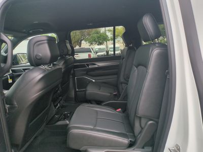 2026 Jeep Grand Wagoneer - Photo 15
