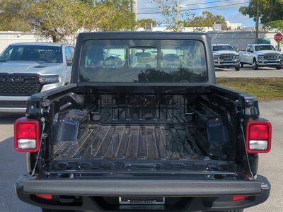 2026 Jeep Gladiator — photo 13 view