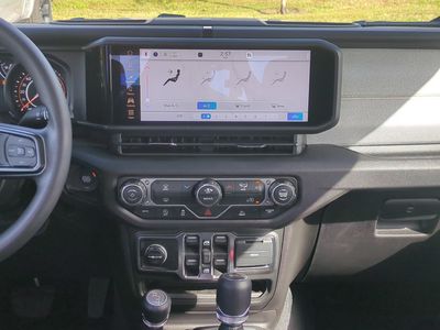 2026 Jeep Gladiator — photo 18 view