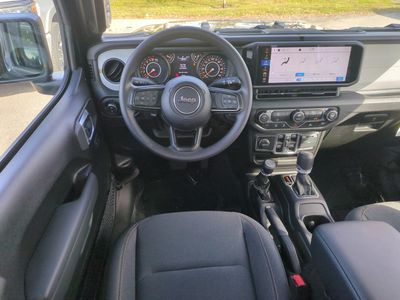 2026 Jeep Gladiator — photo 16 view