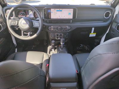 2026 Jeep Gladiator - Photo 16