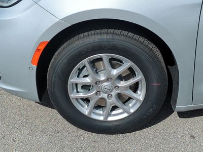 2026 Chrysler Pacifica — photo 11 view