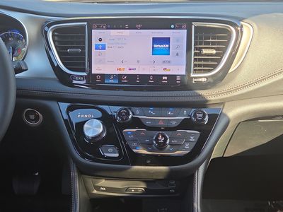 2026 Chrysler Pacifica — photo 19 view