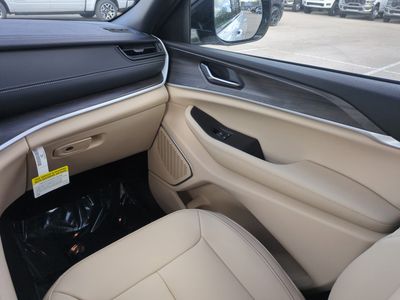 2026 Jeep Grand Cherokee — photo 18 view