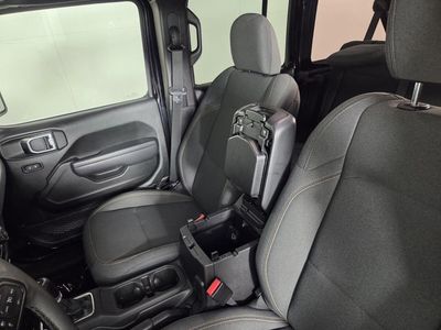 2025 Jeep Wrangler - Photo 22